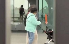 网友拍到苏州博物馆例行闭馆日有人参观，质疑有群体在特殊时段享受特殊待遇；馆方回应：当日馆内游客系该馆工会组织的员工活动场